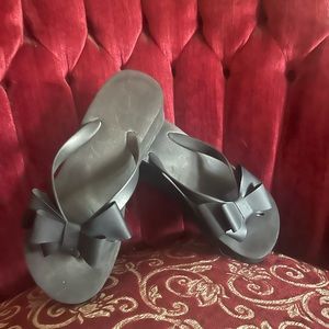 Cute black bow flippies.